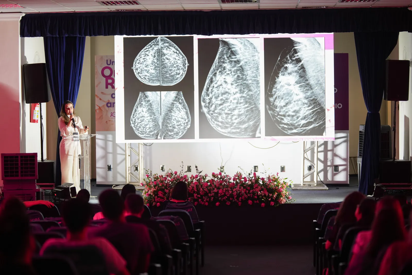 Palestra da edição anterior do UberBreast com projeção de mamografias